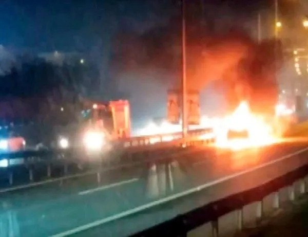 Bayram ziyareti için yola çıkan araç alev alev yandı